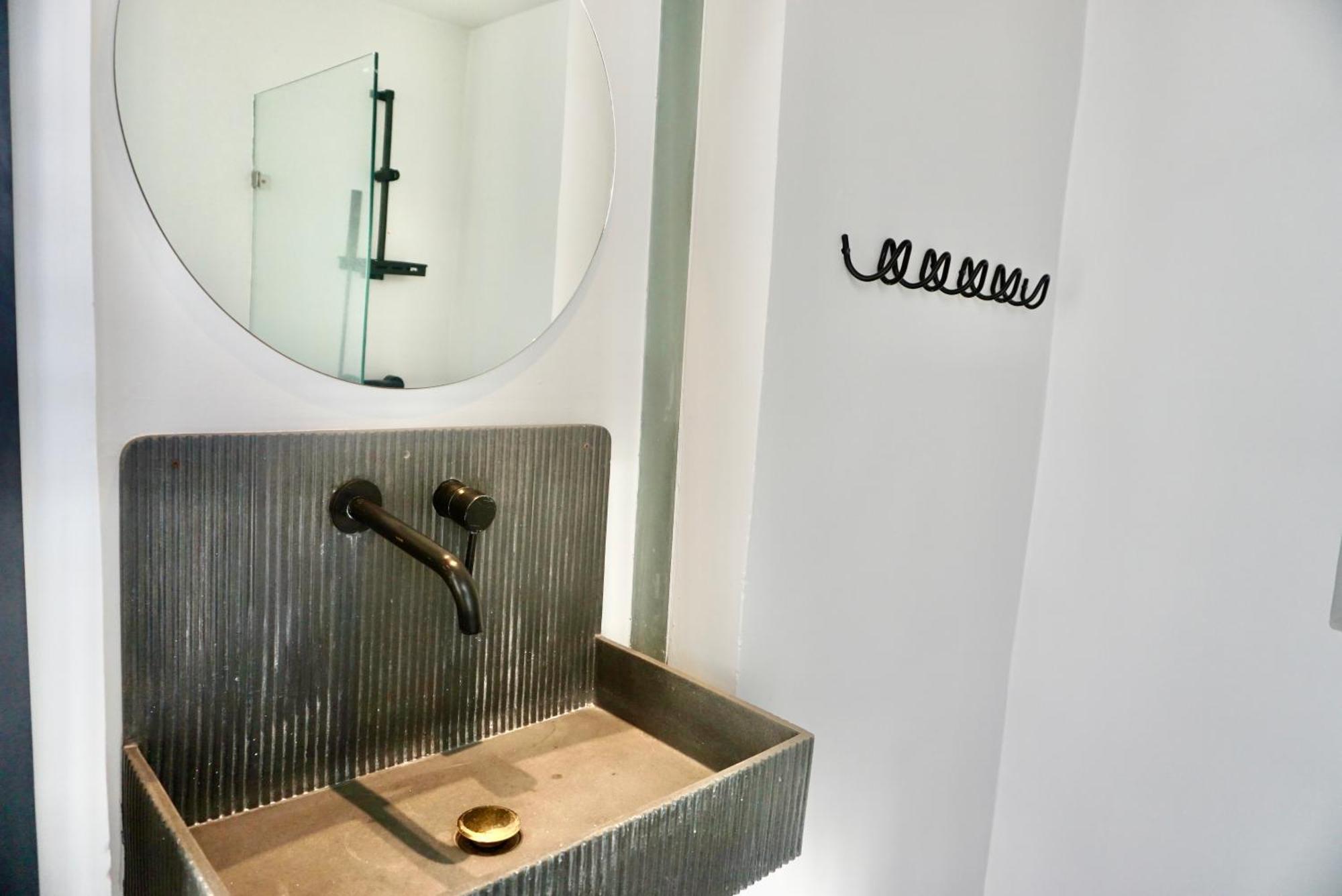 Hash Apartment With Unique Chill Design At Silom Soi 3 방콕 외부 사진